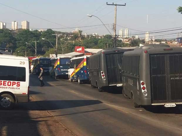 Veículos da PM e da Sops próximos à área desocupada pelo GDF (Foto: Isabella Calzolari/G1)