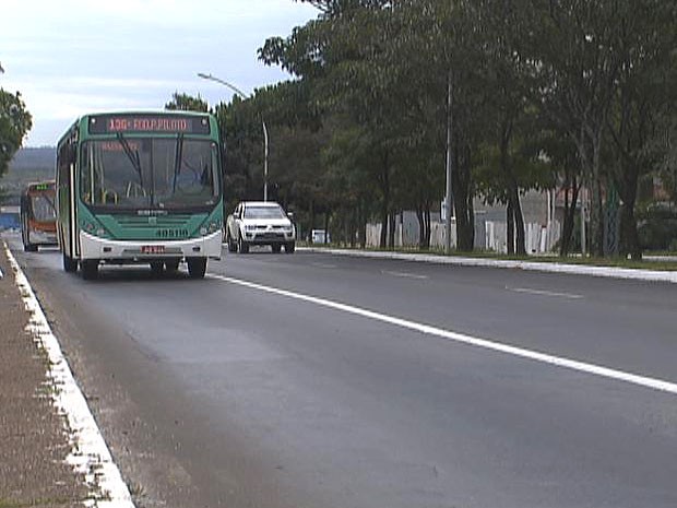 Depois da Estrada Parque Núcleo Bandeirante (EPNB), da Estrada Parque Taguatinga (EPTG) e da W3 Sul, a faixa exclusiva começa esta semana na W3 Norte. A pintura no asfalto começou neste fim de semana e deve ficar pronta nesta terça-feira. Na pista da direita só podem trafega ônibus, táxis e transporte escolar. Os primeiros dias da faixa serão para orientar os motoristas. A cobrança de multa ainda não tem data para começar. Nas outras vias onde a faixa já foi implantada, a multa é de R$ 53 para carros que desobedecerem à restrição. O objetivo da faixa é desafogar o trânsito nas principais vias do DF, especialmente nos horários de pico. (Foto: Reprodução/TV Globo) Depois da Estrada Parque Núcleo Bandeirante (EPNB), da Estrada Parque Taguatinga (EPTG) e da W3 Sul, a faixa exclusiva começa esta semana na W3 Norte. A pintura no asfalto começou neste fim de semana e deve ficar pronta nesta terça-feira. Na pista da direita só podem trafega ônibus, táxis e transporte escolar. Os primeiros dias da faixa serão para orientar os motoristas. A cobrança de multa ainda não tem data para começar. Nas outras vias onde a faixa já foi implantada, a multa é de R$ 53 para carros que desobedecerem à restrição. O objetivo da faixa é desafogar o trânsito nas principais vias do DF, especialmente nos horários de pico. (Foto: Reprodução/TV Globo)