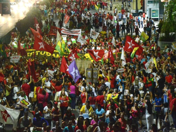 Grupo protesta a favor do governo Dilma em Natal (Foto: Fernanda Zauli/G1)