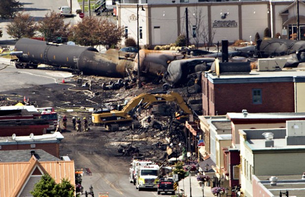 Buscas continuam em Lac-Megantic, Quebec, no local da explosão de um trem carregado de petróleo (Foto: AP)