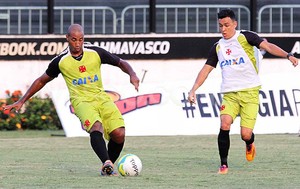 Reginaldo e Montoya no treino do Vasco (Foto: Marcelo Sadio / Site Oficial do Vasco)