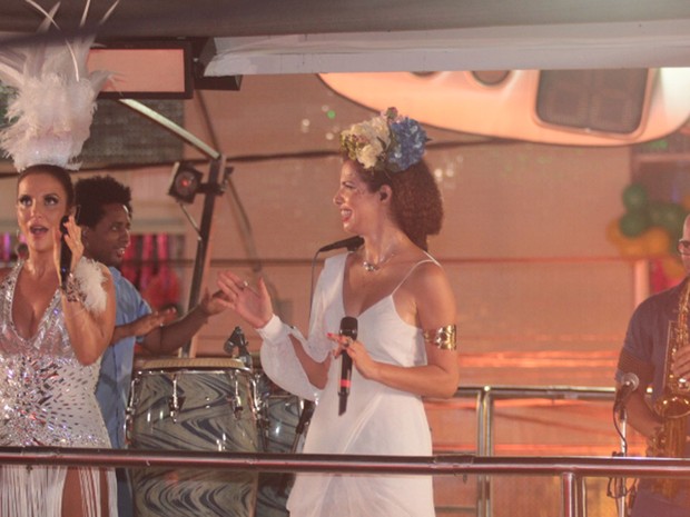 Vanessa da Mata dança "Lepo Lepo" com Ivete no Carnaval de Salvador (Foto: Derick Abreu / AgNews)