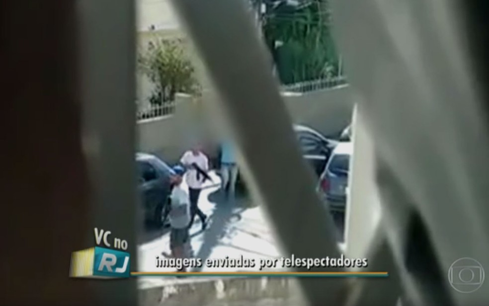 Homens andam armados com fuzil em plena luz do dia em rua de Higienópolis, Zona Norte do Rio (Foto: Reprodução / TV Globo)