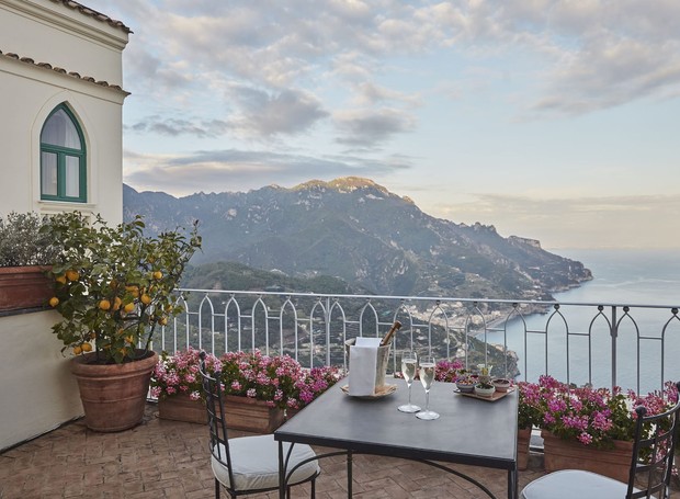 Grande parte dos quartos do hotel possui varanda exclusiva com diferentes vistas da Costa Amalfitana (Foto: Belmond Hotel/ Reprodução)