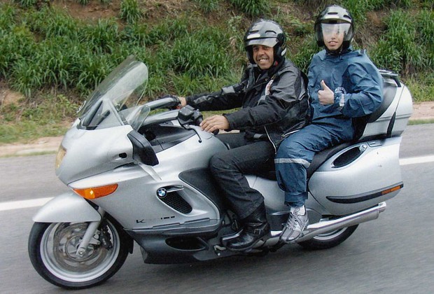 Carvalho e seu filho Júnior, andando de moto (Foto: Arquivo pessoal)