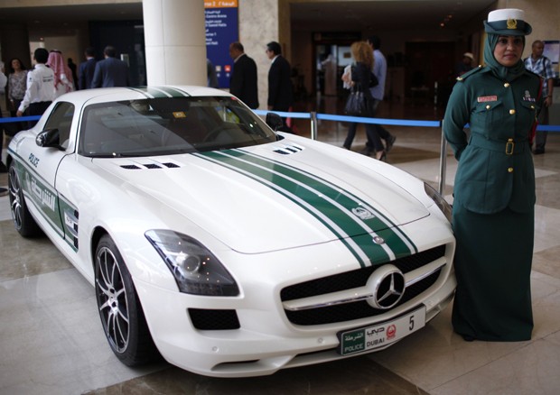 Polícia de Dubai Patrulha com Ferraris, Mercedes, entre outros... Ok, quero ser Polícia LoL Carroesdubai1