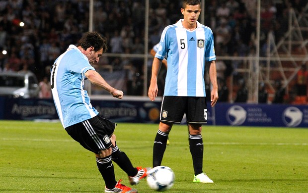 Messi cobra falta na partida da Argentina contra o Uruguai (Foto: Reuters)