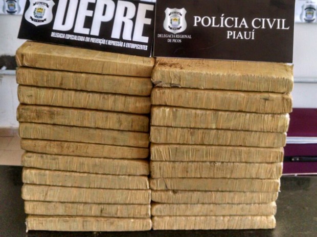 G Dupla Presa Kg De Maconha Dentro De Mala Na Rodovi Ria De