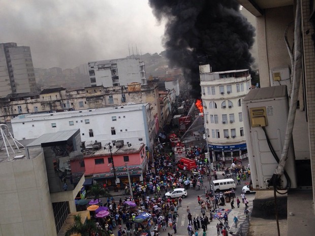 Bombeiros combatiam o fogo por volta das 11h50 (Foto: Matheus Lauriano/ Arquivo Pessoal)