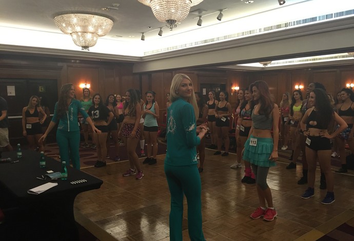 Cheerleaders do Miami passam coreografia para as brasileiras (Foto: Gabriel Fricke)