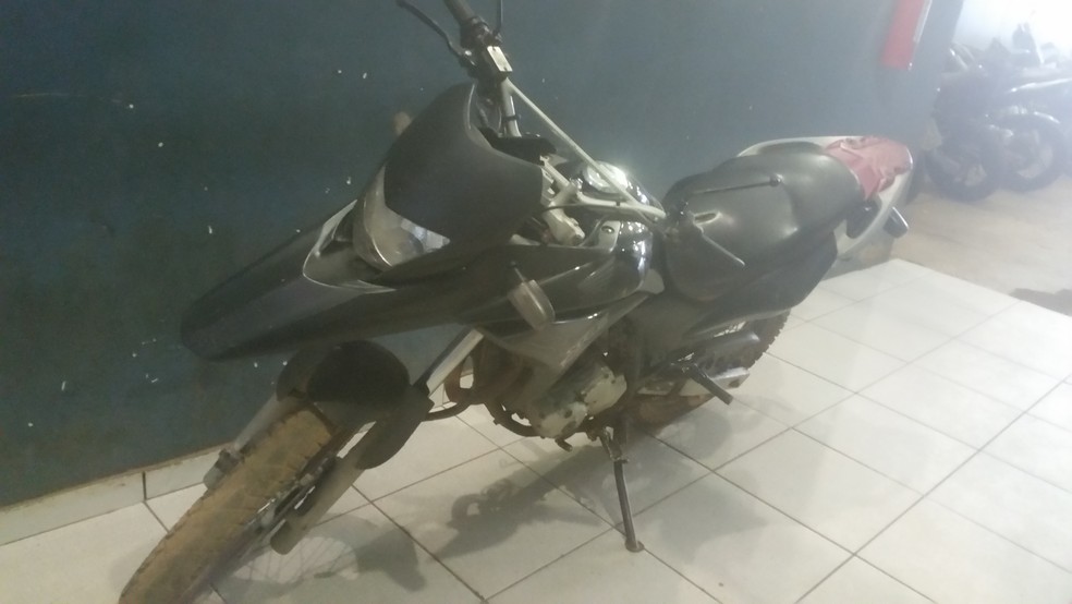 Motocicleta usada pelos suspeitos durante os assaltos na Zona Sul de Porto Velho (Foto: Toni Francis/G1)