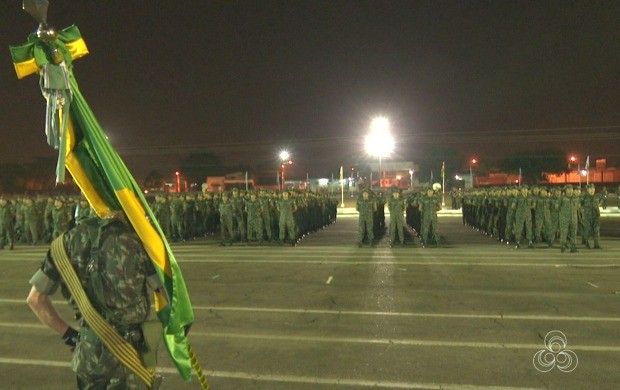 Soldados do 7º BEC e do 4º BIS participaram de solenidade em homenagem ao Dia do Soldado (Foto: Acre TV)