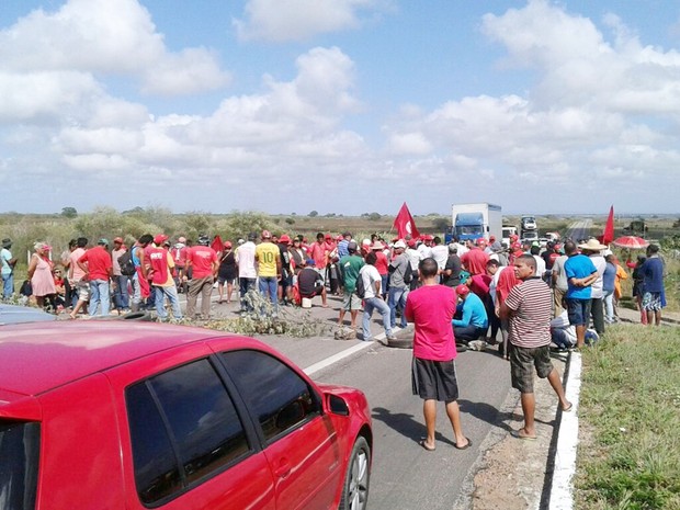 Segundo a PRF, foram bloqueadas as duas faixas da rodovia no km 276 (Foto: PRF/Divulgação)