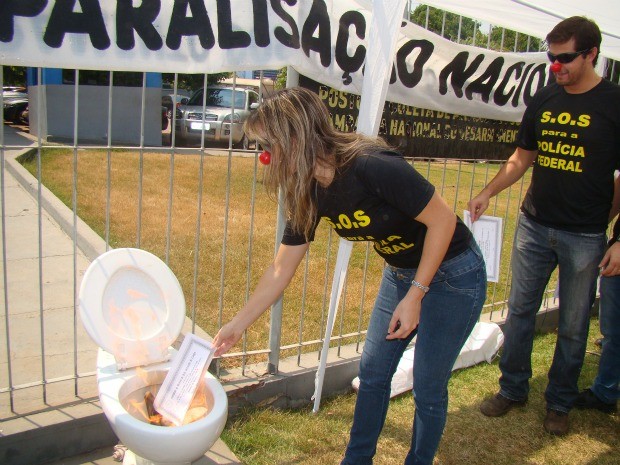 Grevistas colocaram fogo em diplomas e entregaram panfletos em Rondonópolis.