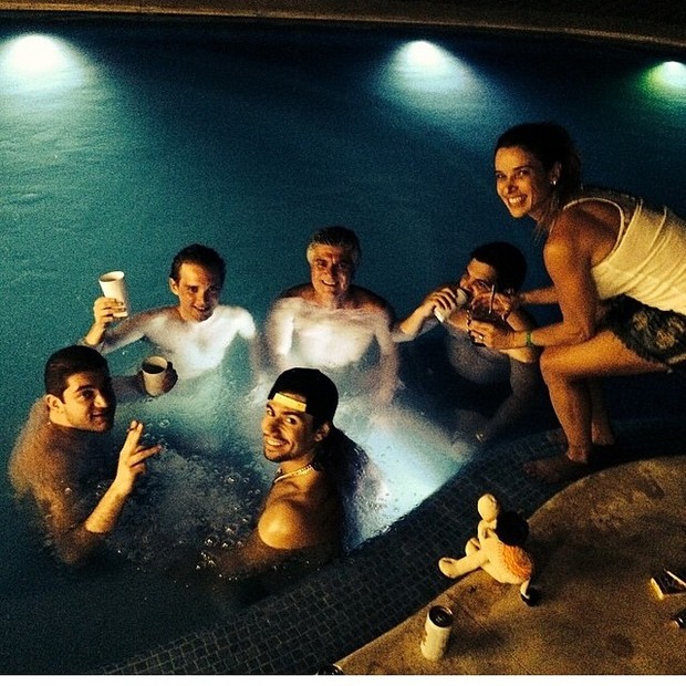 Ego Dany Bananinha Curte Noite Na Piscina Com O Sertanejo Mariano Noticias De Namoro