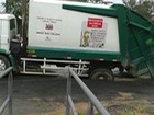 Caminhão de lixo atola em avenida de Mogi (Reprodução / TV Diário)