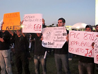 Manifestantes exibem cartazes contra veto da presidente Dilma a projeto que libera porte de arma a agentes penitenciários (Foto: Lucas Nanini/G1)
