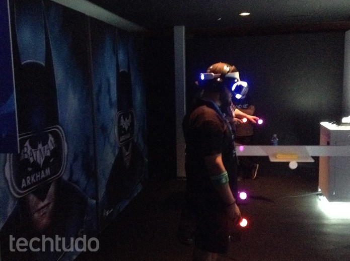 Batman Arkham VR sendo testado na E3 (Foto: Felipe Vinha/TechTudo) Batman Arkham VR sendo testado na E3 (Foto: Felipe Vinha/TechTudo)