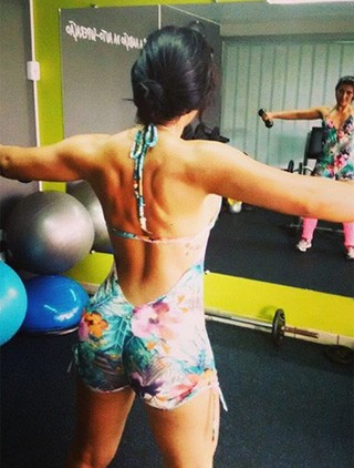 Priscila Pires exibe as costas musculosas em foto na academia (Foto: Instagram/Reprodução)