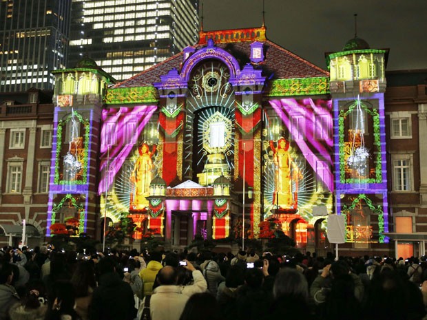 Vários moradores e turistas acompanharam o show de luzes na noite desta sexta-feira (21), hora local, em Tóquio, no Japão (Foto: Koji Sasahara/AP)