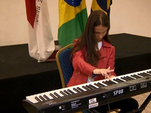 Nathália quer ensinar música (Foto: Reprodução/TV Integração)