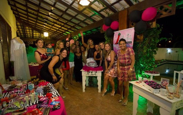 Ângela Bismarchi se diverte com amigas em seu chá de lingerie (Foto: Drica Moura/Divulgação)
