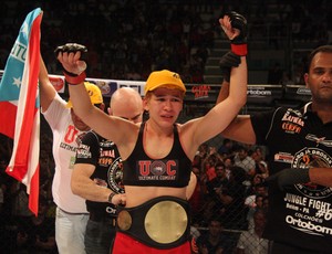 Larissa Pacheco comemora após vencer Irene Aldana no Jungle Fight 63 (Foto: Igor Mota / Jungle Fight)