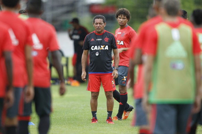 Experiente, Carlito usa semana livre para tratar de jogadores individualmente (Foto: Gilvan de Souza / Flamengo.com.br)