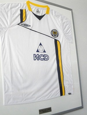 Metalurh Donetsk, Camisa do Metalurh na &uacute;ltima temporada pendurada no CT do clube (Foto: Rafael Maranh&atilde;o / GLOBOESPORTE.COM)