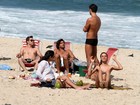 Em dia de sol, modelos do Fashion Rio curtem praia no Leblon