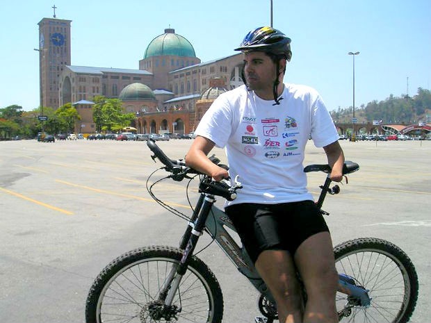 Daniel prometeu para a mãe, que estava com câncer, que iria de bicicleta até o Santuário Nacional de Nossa Senhora Aparecida, em São Paulo (Foto: Daniel Auer Dias/arquivo pessoal)