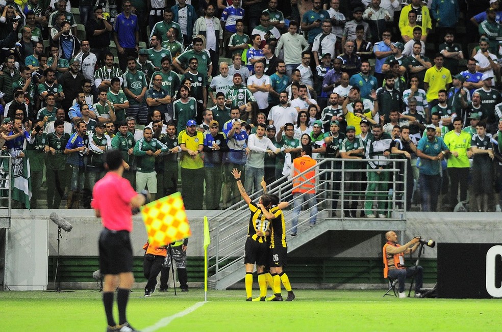 Dificuldades para o Palmeiras: Peñarol abre o placar no primeiro tempo (Foto: Marcos Ribolli)