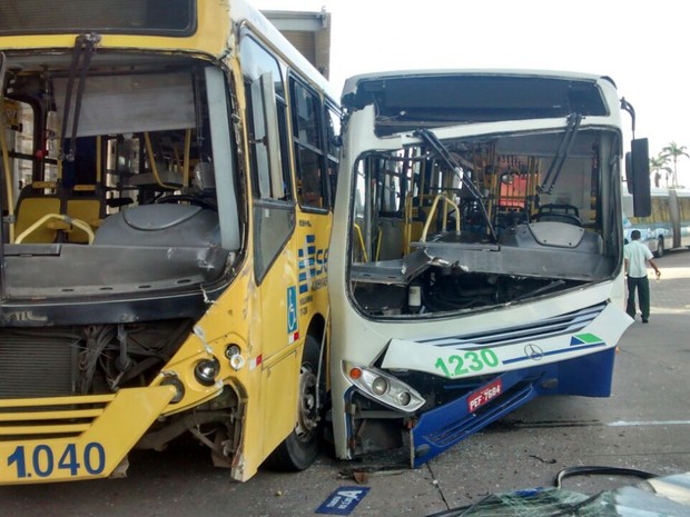 Após a colisão, os dois ônibus ficaram danificados (Foto: Jonathan Pereira/WhatsApp)