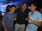 Conca, Thiago Silva e mais jogadores curtem noite de samba no Rio