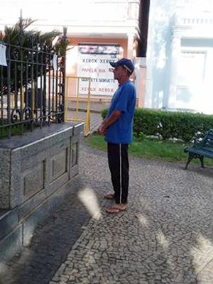 Seu Sebastião lendo poesia de Guimarães Rosa em praça de Cristina, MG (Foto: FLICristina / Divulgação)