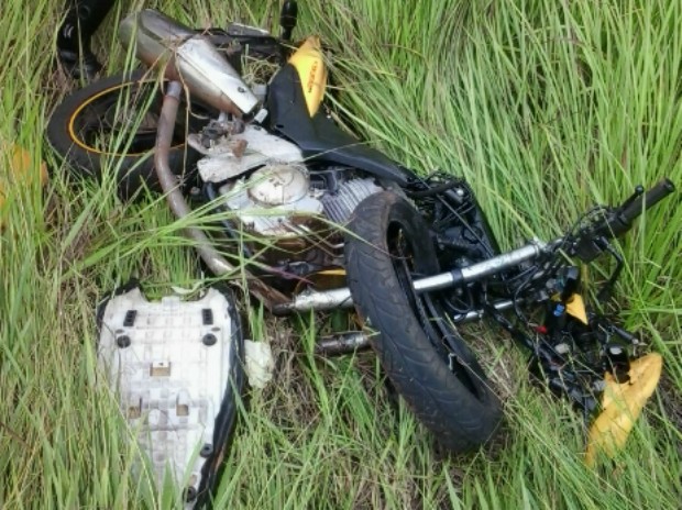 G1 Motociclista morre após bater de frente carro na Raposo