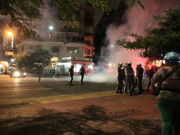 Polícia solta bombas e gás para dispersar manifestação (Foto: Marcelo Brandt/G1)