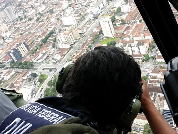 Perito criminal brasileiro Eduardo Palhares em um grupo da Interpol que atuou na identificação de mortos em voo derrubado na Ucrânia (Foto: Arquivo Pessoal)