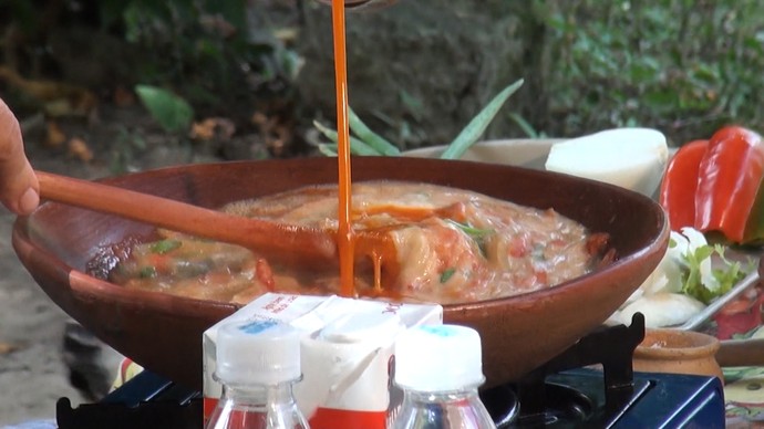 Além dos mariscos, a receita leva azeite de dendê, caldo de peixe e camarão (Foto: TV Bahia)