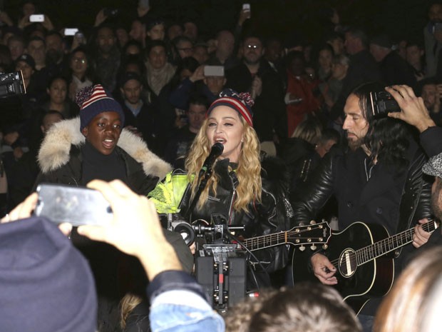 A cantora Madonna durante show surpresa ao ar livre no parque Washington Square, em Nova York, na noite desta segunda-feira (7); o evento foi em apoio a Hillary Clinto, candidata do Partido Democrata na eleição presidencial americana, que acontece nesta terça-feira (8) (Foto: Greg Allen/Invision/AP) A cantora Madonna durante show surpresa ao ar livre no parque Washington Square, em Nova York, na noite desta segunda-feira (7); o evento foi em apoio a Hillary Clinto, candidata do Partido Democrata na eleição presidencial americana, que acontece nesta terça-feira (8) (Foto: Greg Allen/Invision/AP)
