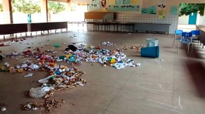 Escola Estadual Jerônimo Vingt-Rosado, em Mossoró, foi atacada por vândalos; pátio ficou repleto de lixo (Foto: Thiago Roberto/G1)