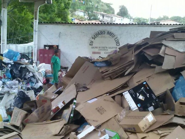 O entulho bruto é separado em categorias pelos cooperados. (Foto: Rivângela Gomes/G1)