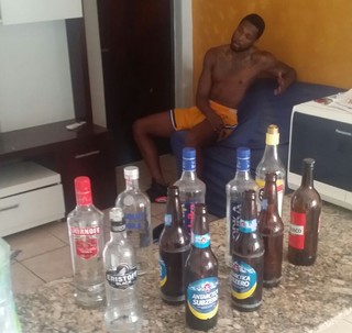 Ridley aparece em foto com várias bebidas ao lado (Foto: Reprodução / Rede social)
