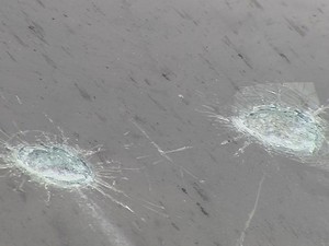 Há duas marcas de tiros no vidro da frente da caminhonete  (Foto: Gustavo Torrente/ TV TEM)