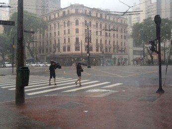Com chuva forte, toda a cidade de SP entra em estado de atenção (Paulo de Toledo Piza/ G1)