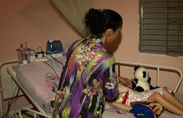 Família luta para conseguir UTI para levar criança com paralisia para fazer tratamento (Foto: Reprodução / TV Anhanguera)