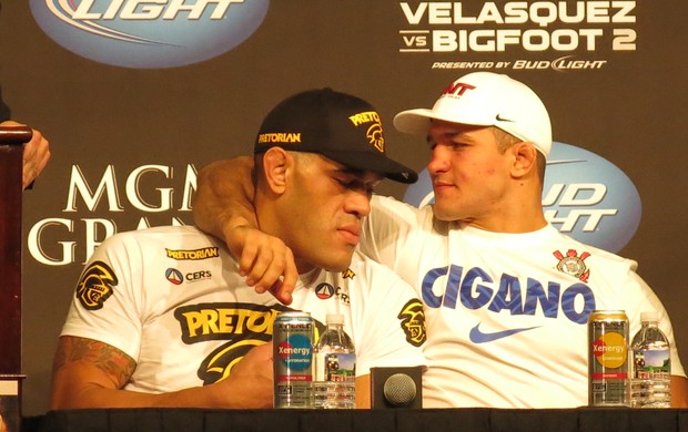 Antônio Pezão e Junior Cigano após o UFC 160 (Foto: Marcelo Russio)