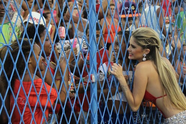 Bárbara Evans posa com fãs na grade (Foto: Rodrigo dos Anjos / AgNews)