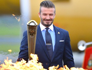 Beckham desembarca com a tocha olímpica na Inglaterra (Foto: Reuters)