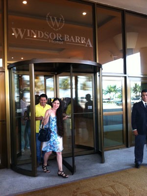 Yoani Sánchez e Otavio Leite saem do Hotel Windsor Barra (Foto: João Bandeira de Mello/ G1)
